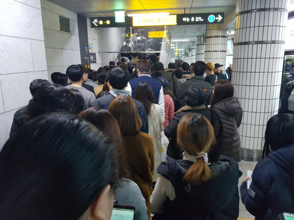 12일 저녁 서울 지하철 1호선 시청역에서 사람들이 내려 집회장소로 가고 있다.여기서부터 많다.<사진=이석봉>