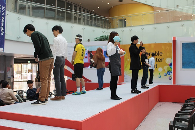 참가자들이 개별 시연을 끝내고 최종적으로 팀별 웨어러블 기기를 선보이고 있다.<사진=백승민 기자>