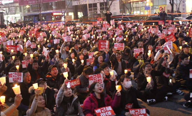 박근혜 퇴진을 촉구하는 대전 시민들의 모습.<사진=강민구 기자>