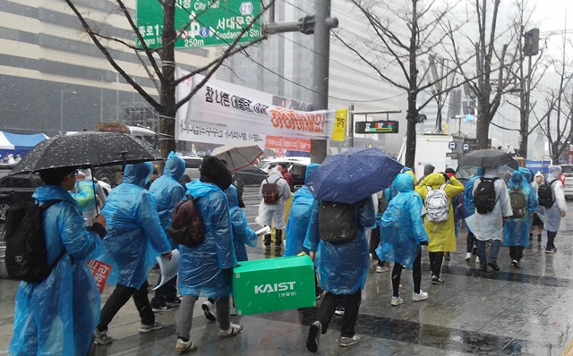 "거셀 눈발도 문제없다". 광화문 광장으로 이동하고 있는 학생들의 모습.<사진=허경륜 기자>