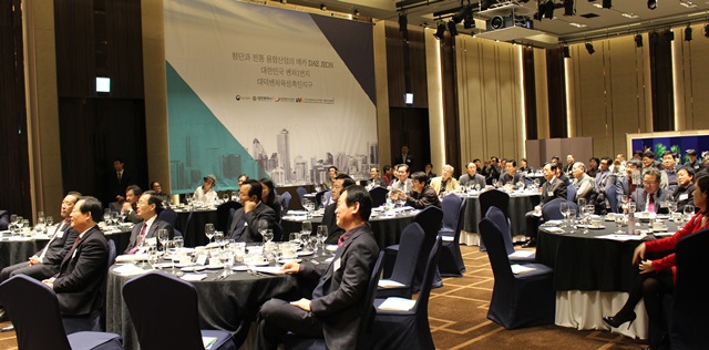 '중소·벤처기업인의 날' 행사에 참석한 기업인들이 개그맨 이홍렬 씨의 강연을 듣고 있다.<사진=길애경 기자> 