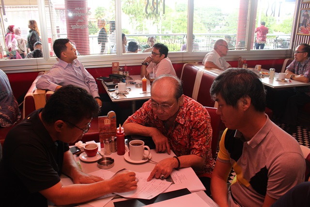 인도네시아 현지 기업 대표(가운데)와 관계자들이 제품 계약 협상을 진행하고 있는 모습.<사진=강민구 기자>