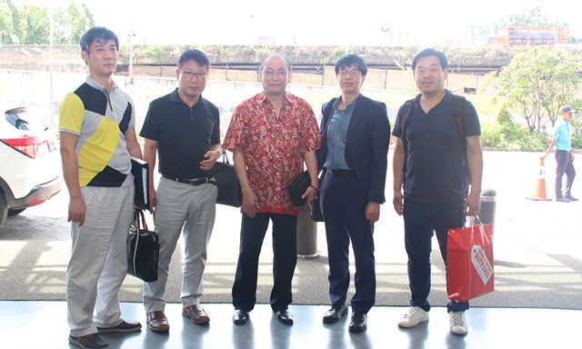 인도네시아기업대표(왼쪽에서 세번째), 조재흥 대전금형RIS사업단장(왼쪽에서 네번째), 천보 볼즈 대표(왼쪽에서 다섯번째).<사진=강민구 기자>