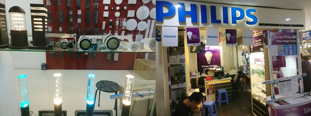 중국 업체가 제조한 제품(좌)와 인도네시아 LED 램프 시장을 선점하고 있는 필립스 매장(우).<사진=강민구 기자>