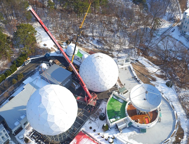 한국천문연구원은 설치 30년만에 전파망원경의 돔을 교체했다. 사진은 기존 돔을 들어내고 새로운 돔을 올리기 전 모습으로 전파망원경도 30년만에 외부로 모습을 드러냈다.<사진=한국천문연구원 제공>
