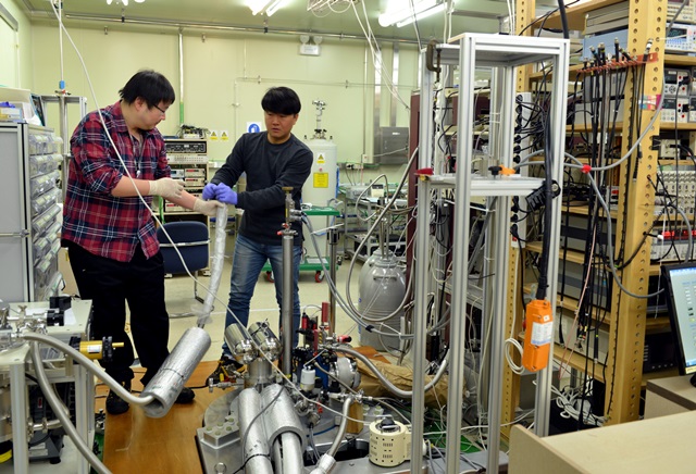 연구팀이 극저온 고자기장 발생장치를 사용해 그래핀의 양자전기물성을 측정하고 있다.<사진=한국표준과학연구원 제공>