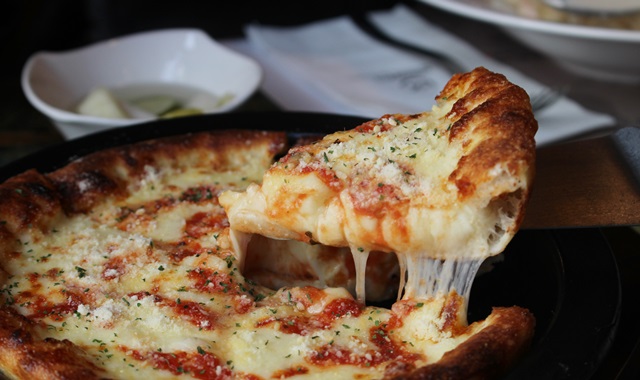 100% 자연산 치즈를 가득 넣어 만든 시카고 피자 '포르마지오'.<사진=강민구 기자>