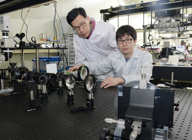 연구팀(왼쪽부터 김용해 박사, 황치영 연구원)이 상전이 물질 기반 차세대 홀로그램 기술을 시연하고 있는 모습.<사진=ETRI 제공> 