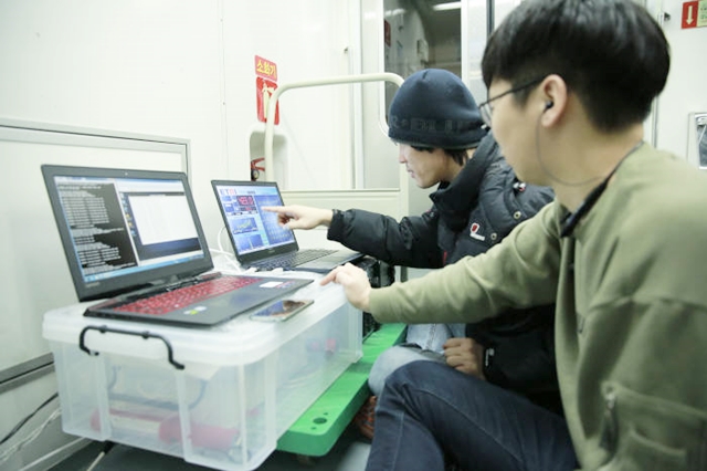 ETRI 연구팀이 지난해 1월 서울지하철 8호선에서 MHN기술을 시연하는 모습.<사진=ETRI 제공>