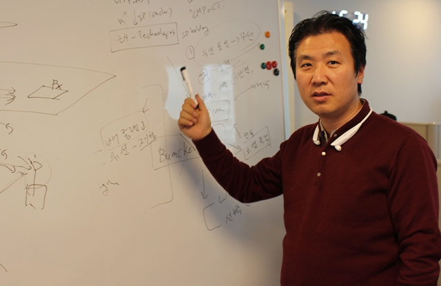박철균 지엔오션 대표가 '금속체 통신 모듈' 원리를 설명하고 있다.<사진=박성민 기자>