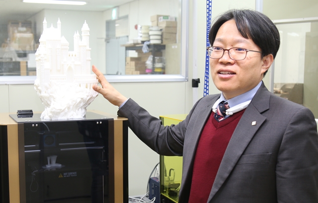 박지종 비즈텍코리아 대표가 인상모형 없이 투명 치아 교정기를 제작할 수 있는 3D프린터를 소개하고 있다.<사진=박성민 기자>
