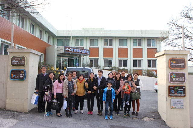 희망에 찬 전남장성엄마학교 1기생들과 봉사 교사들 <사진=김한진 기자>