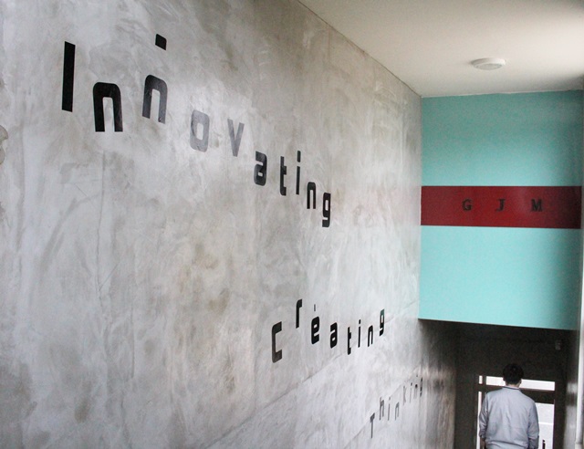 사무실로 올라가는 입구 오른쪽의 'Innovation, Creating, Thinking' 문구와 왼쪽의 'OLED, Solar' 문구가 적혀있는 것이 흥미롭다.<사진=강민구 기자>