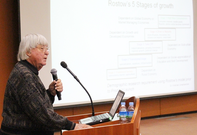 세계적인 미래학자 짐데이토 교수가 ETRI를 방문해 한국 과학자들을 대상으로 '한국 과학기술 미래' 주제로 발제하고 있다.< 사진=박성민 기자>