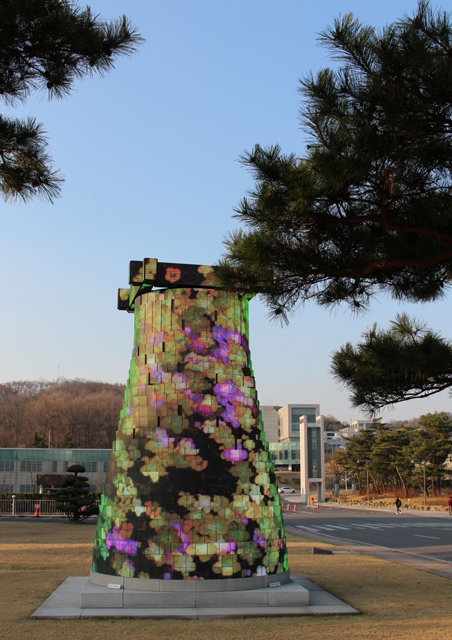 ETRI 미디어 첨성대에도 봄꽃이 활~짝 피었다.<사진=대덕넷>