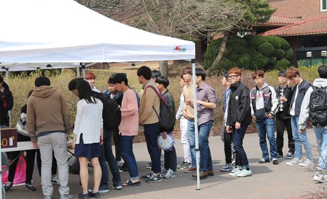 "줄을 서시오~" 딸기와 김밥을 구입하기 위해 줄을 선 학생들.<사진=대덕넷>