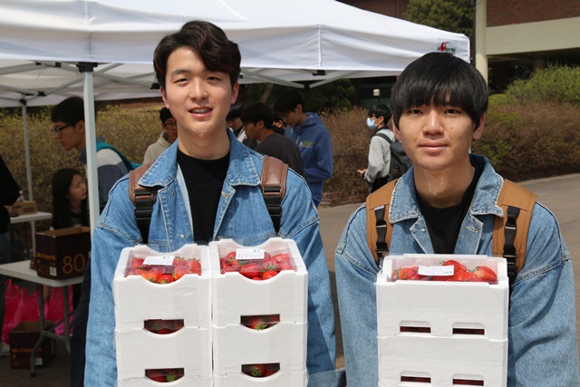"같이 나눠먹어야죠." 예약한 딸기를 구입해가는 학생들.<사진=대덕넷>