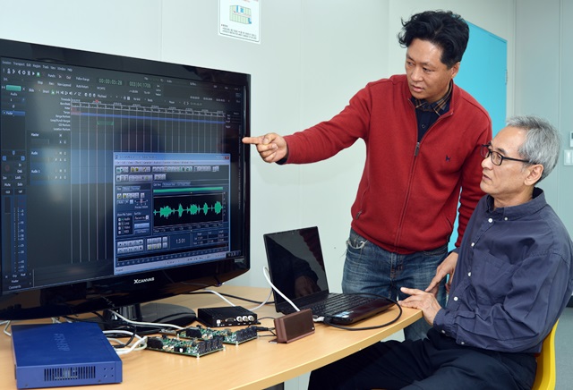 김영범 박사(우측) 연구진이 시각동기화 오디오 중계 시스템을 시연하고 있다.<사진=한국표준과학연구원 제공>