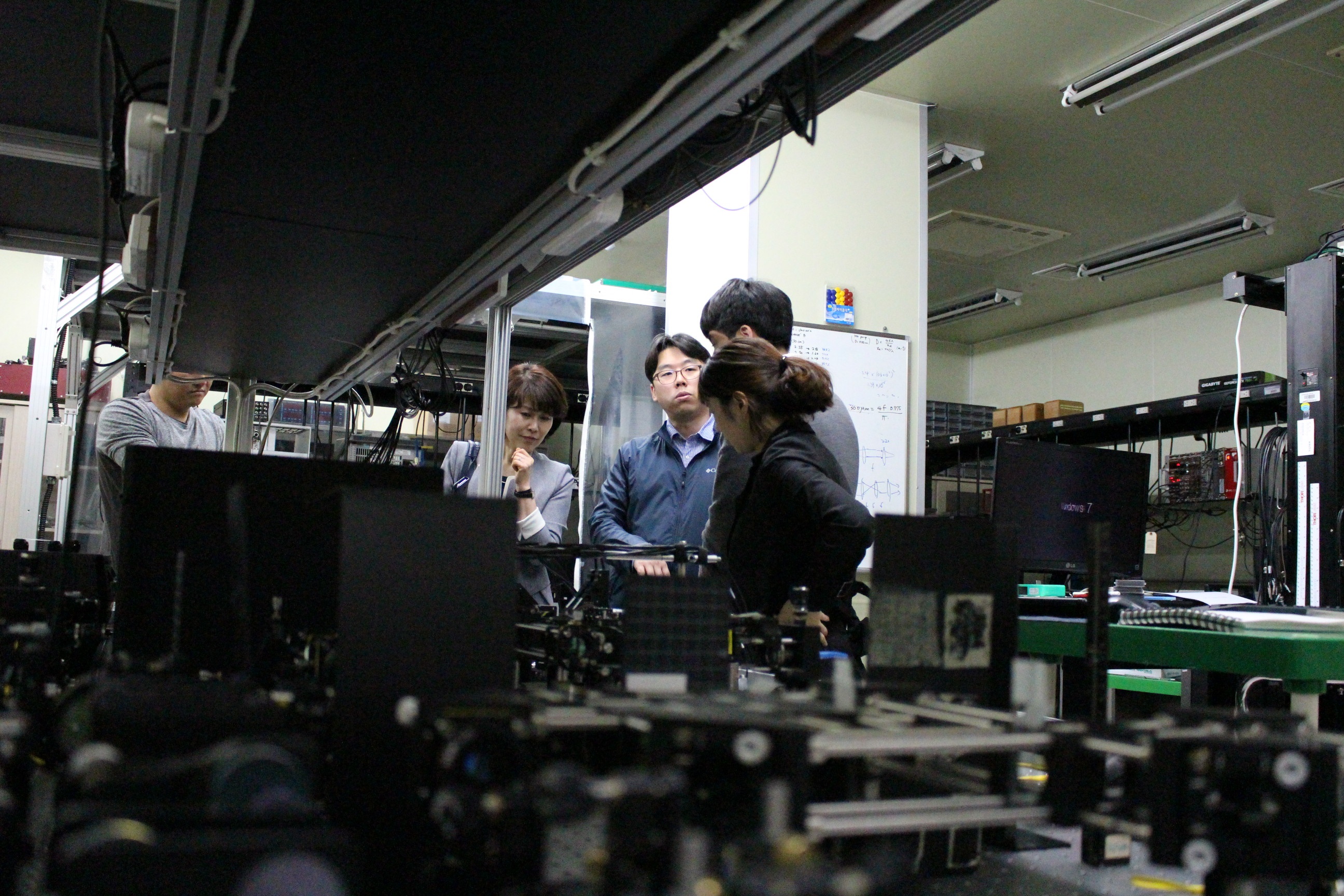 참석자들이 정수용 박사와 이상민 박사의 안내로 양자측정센터를 방문했다.<사진=윤병철 기자>