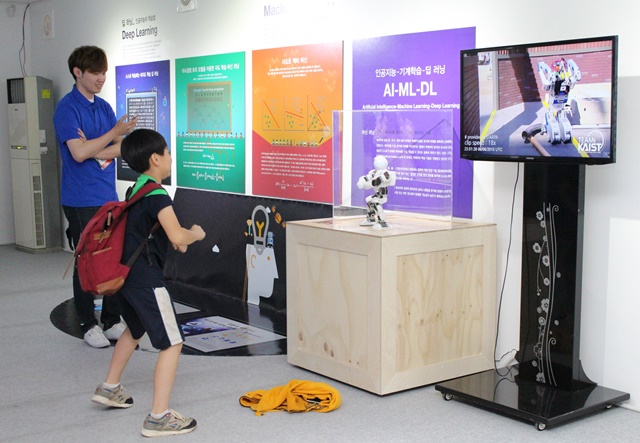 음악에 맞춰 춤을 추는 로봇 앞에서 함께 춤을 추는 학생. 행사 기간 동안 로봇 시연이 진행된다. <사진=박은희 기자>