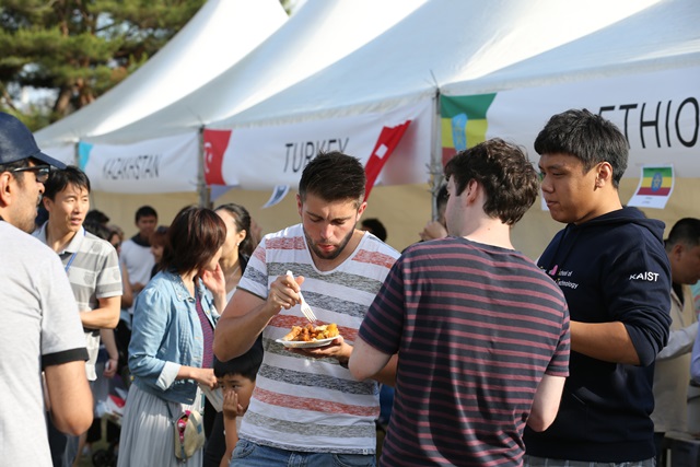 타국의 요리를 맛보고 있는 참석자들의 모습.<사진=KAIST 제공>