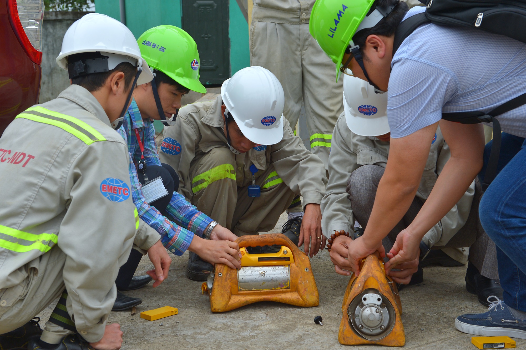 베트남 업체 관계자들이 방사선조사기에 위치추적단말기를 부착하고 있다. <사진=IAEA 제공>