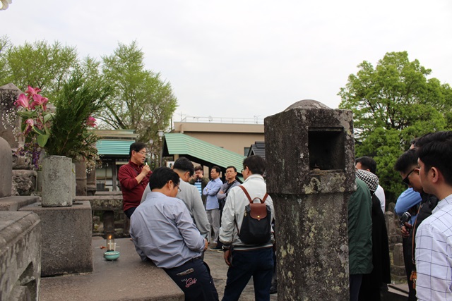 참가자들이 사이고 다카모리가 묻힌 난슈묘지에서 설명을 듣고 있다.<사진=길애경 기자> 