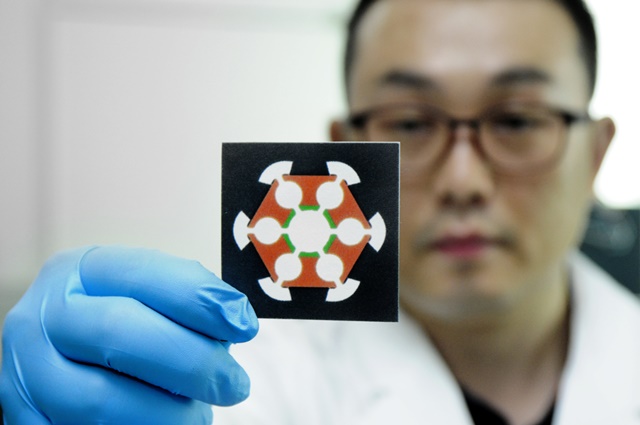 국내 연구진이 종이칩으로 수은 오염을 확인할 수 있는 기술을 개발했다. <사진=한국기초지원연구원 제공>