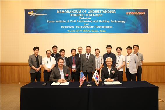 한국건설기술연구원과 미국 HTT는 하이퍼루프 공동 연구를 위한 협약을 체결했다.<사진=한국건설기술연구원 제공>