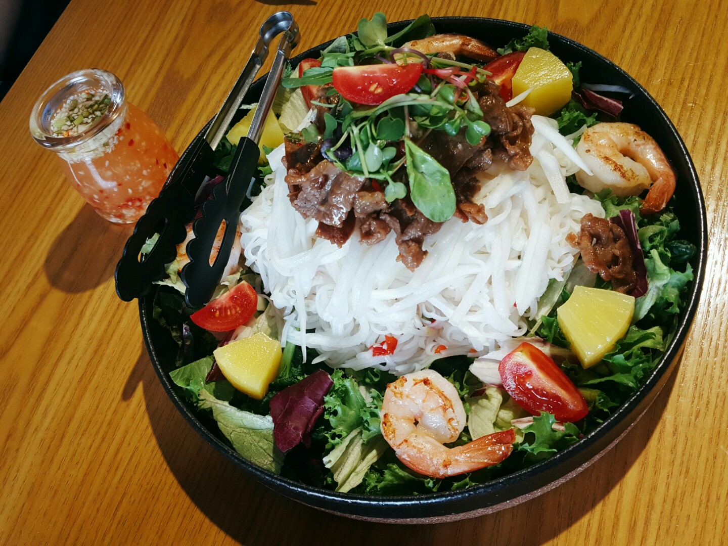 신선한 야채들과 소고기, 새우를 특제소스와 곁들여 먹는 베트남식 비빔쌀국수.<사진=대덕넷>