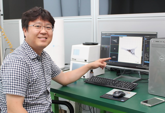 홍기현 대표가 3D 홀로그래피 현미경으로 살아있는 세포를 관찰하고 있다.<사진=박성민 기자>