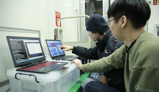 ETRI 연구팀이 실제 운행 중인 지하철에서 초고주파 기반 고속이동체용 기술을 시연하고 있다.<사진=ETRI 제공>