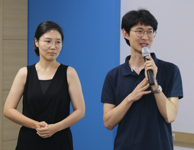김영임 물리학자(왼쪽)와 조현웅 서울과학고 교사(오른쪽).<사진=강민구 기자>