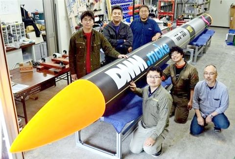 MOMO 로켓 개발에 참여한 연구팀들과 실물 크기의 모형.<사진=WEB TOKACHI 제공>