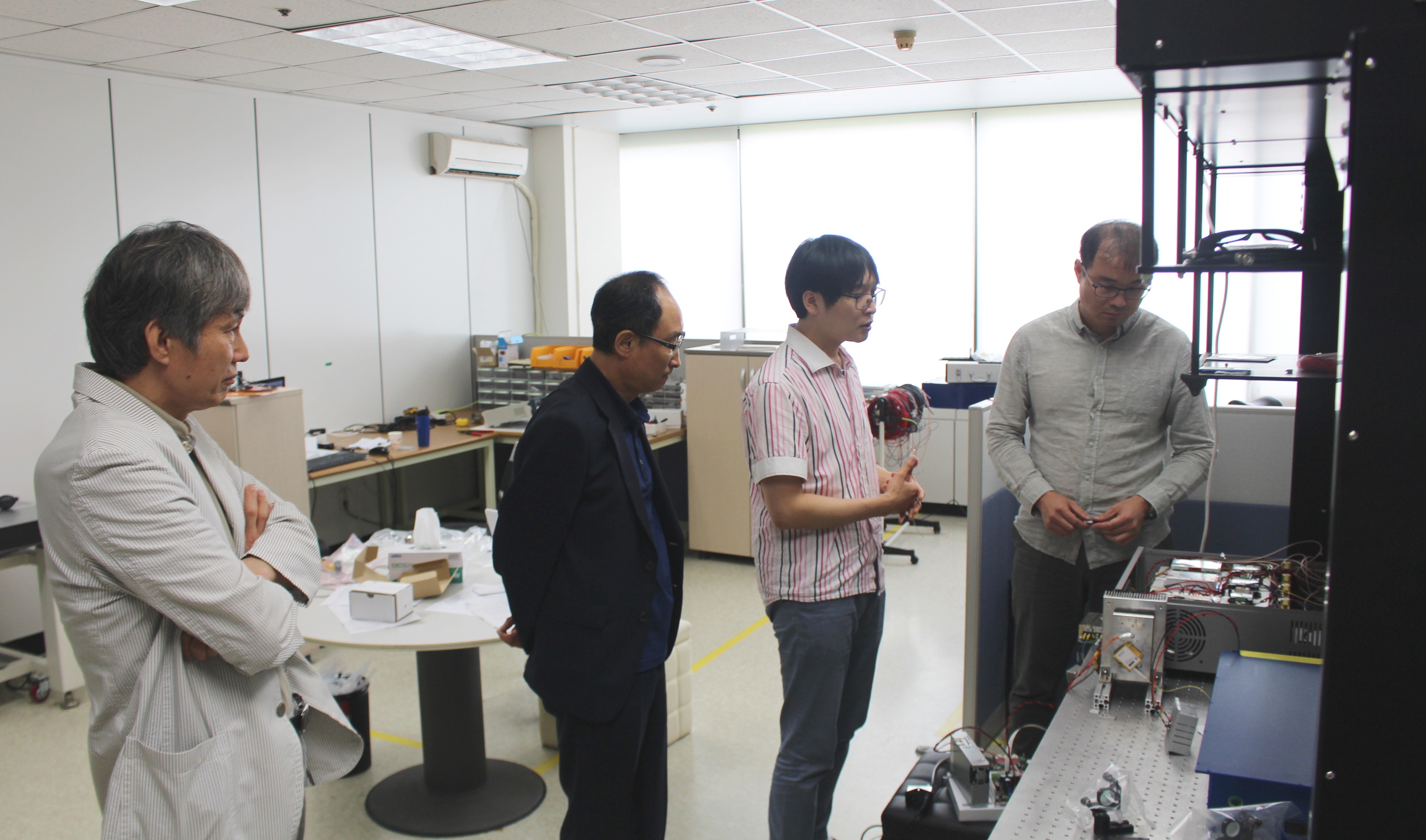 김윤석 연구소장이 레이저닉스가 개발한 레이저 관련 기술을 설명하고 있다.<사진=조은정 기자>