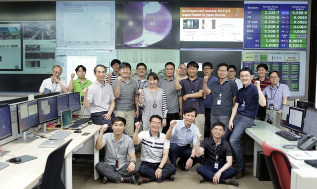 한-미 데이터 전송 네트워크 시연에 참석한 핵융합연 연구자들.<사진=국가핵융합연구소>