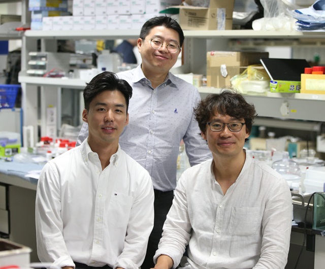 왼쪽부터 최재호 학생, 김신현 교수, 김희탁 교수.<사진=KAIST>