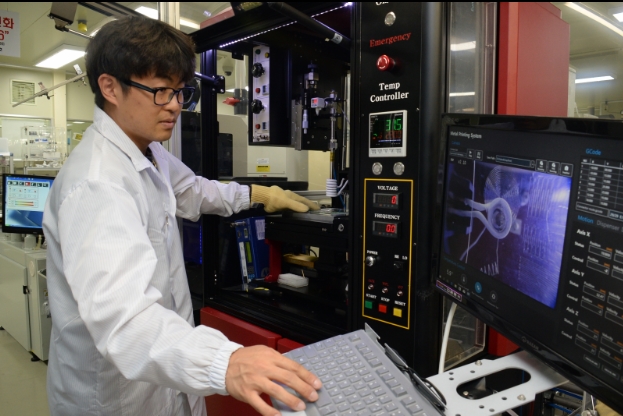 ETRI 구본진 연구원이 3D프린터로 인쇄회로기판(PCB)를 제작하고 있다.<사진=ETRI 제공>