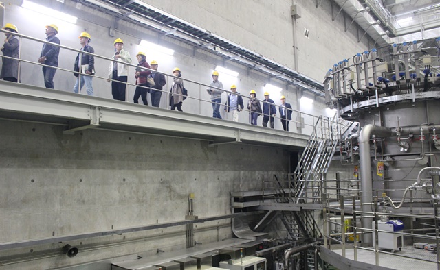  대덕특구탐방 교육에 참여한 공무원들이 국가핵융합연구소 내에 있는 K-STAR를 둘러 보고 있다. <사진=박은희 기자>