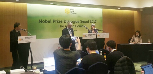 '노벨상 수상자는 어떻게 탄생하나'의 주제로 열린 기자회견. 왼쪽은 리처드 로버츠, 오른쪽은 줄린 지라트 순서다.<사진=박성민 기자>