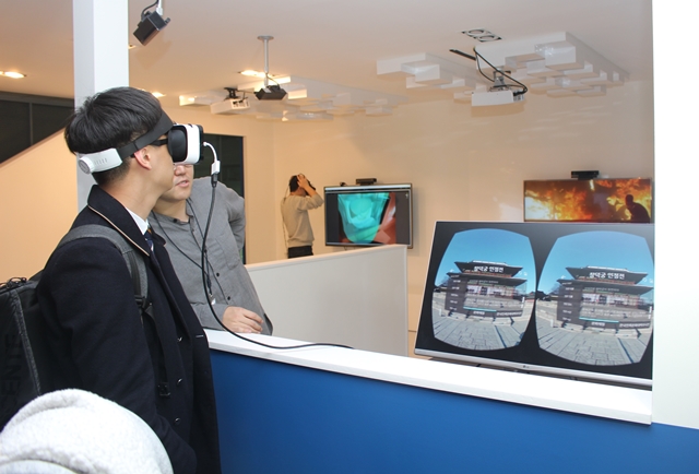 한 학생이 직접 VR을 체험하고 있다. "KAIST에선 경복궁도 볼 수 있지"<사진=정정은 인턴기자>