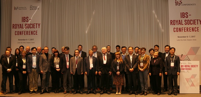 '제3차 IBS-왕립학회 컨퍼런스' 참석자들의 단체사진.<사진=강민구 기자> 