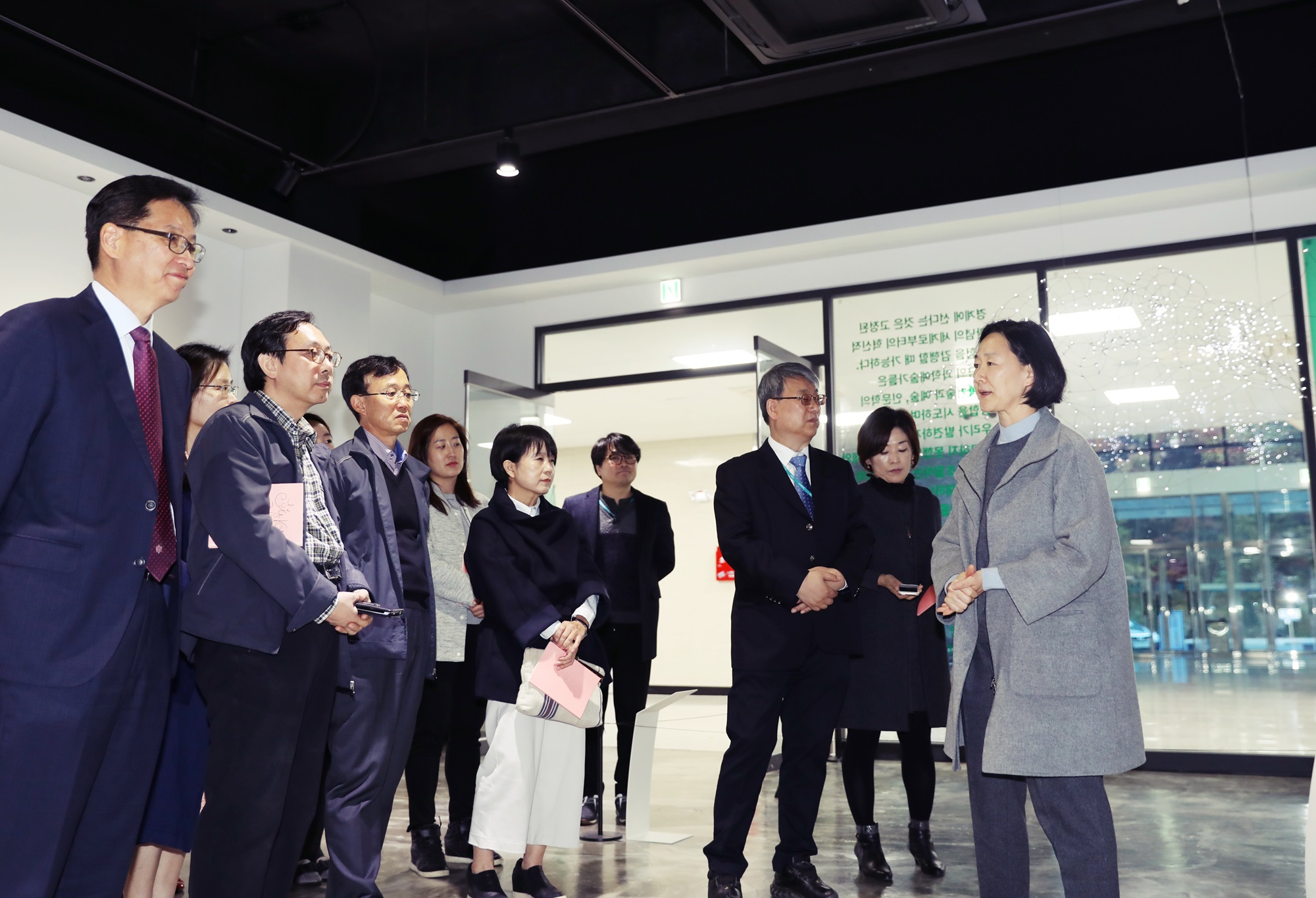 김주현 작가가 지난 6일 전시 개막식 참석자들에게 작품을 설명하고 있다. <사진=화학연 제공>