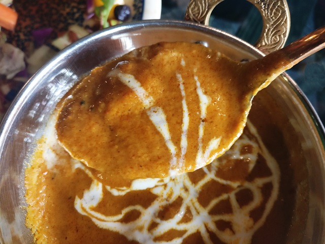 카레를 인도쌀로 지은 밥에 올려 먹거나 난을 찍어 먹을 수 있다.<사진=강민구 기자>