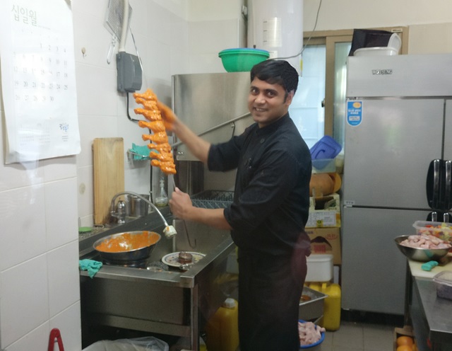 인도 호텔에서 15년 이상 경력을 보유한 요리사들이 음식을 만든다.<사진=강민구 기자>