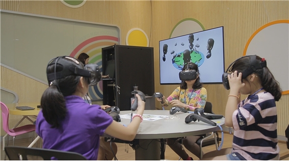 HMD를 착용한 아이들이 가상공간으로 접속해 미래 직업을 직접 체험하고 있다.<사진=CHIC 제공>