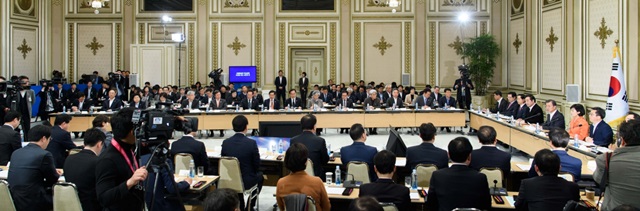 문재인 대통령은 28일 각 부처 장차관이 참석한 가운데 '혁신성장 전략회의'을 주재했다.<사진=청와대>
