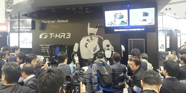 도요타가 휴머노이드 로봇을 선보이고 있다. 사람의 움직임을 로봇이 똑같이 따라한다.<사진=대덕넷 취재팀>
