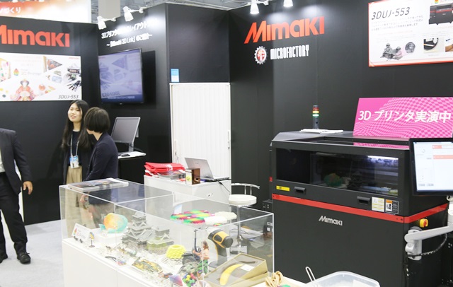 일본의 엔지니어링 전문기업인 MIMAKI가 전시회에 참여해 3D프린터로 제품 제작을 시연하고 있다.<사진=박성민 기자>