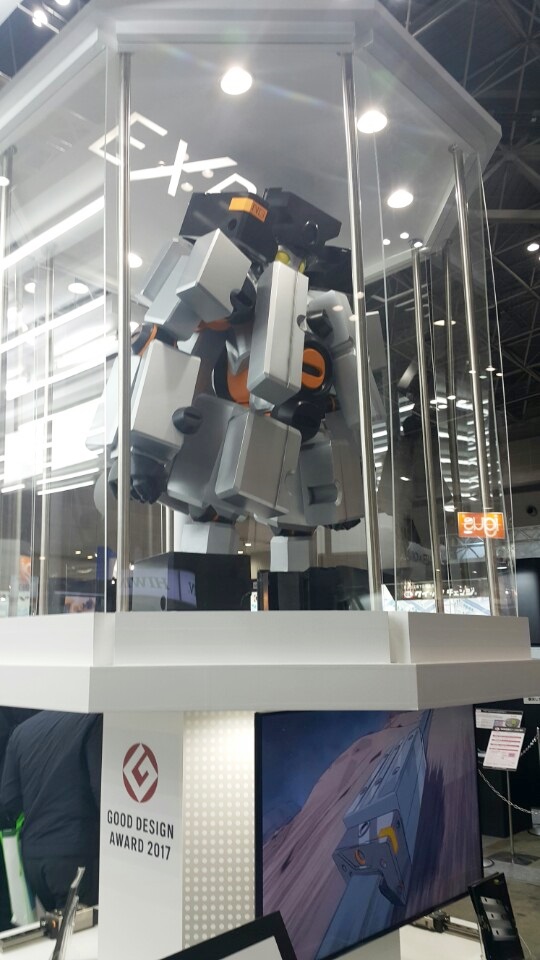 일본 NIPPON BEARING 기업은 산업용 로봇을 만들고 있다. 재난 발생시 산업용 로봇들이 합체해 '슈퍼 히어로 로봇'으로 변신해 사람을 구조하는 로봇 제작을 꿈꾸고 있다. 사진은 슈퍼히어로 로봇 모형.<사진=박성민 기자> 